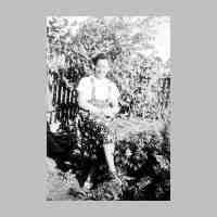 006-0085 Herta Quednau im Garten im Jahre 1943 .jpg